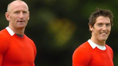 Gareth Thomas and James Hook in 2007