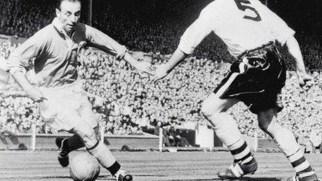 Stanley Matthews of Blackpool takes on Malcolm Barrass of Bolton in the 1953 FA Cup final