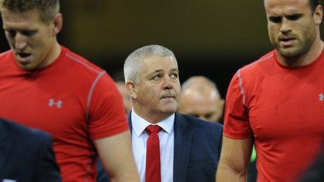 Warren Gatland (centre) with Bradley Davies (left) and Jamie Roberts (right)