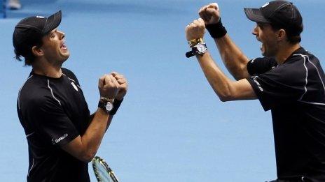 Bob and Mike Bryan celebrate winning the doubles title