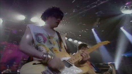 Richey Edwards playing in the Manic Street Preachers