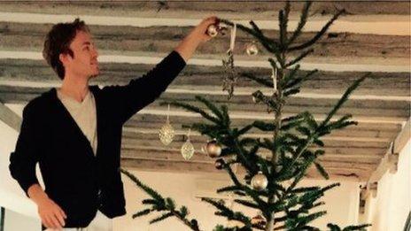 Nico Rosberg decorates his Christams tree