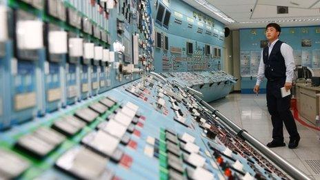 A South Korean employee takes part in a simulated drill to ensure the safety of nuclear power plants under cyber-attacks at a training centre of the Wolseong Nuclear Power Plant in the south-eastern city of Gyeongju (22 December 2014)