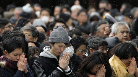 Japanese people offer prayers for the New Year in Tokyo (01 January 2015)