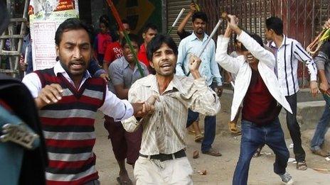 Government party activists (right) wield sticks against activists of the Bangladesh National Party (BNP) during a clash in Dhaka (05 January 2015)