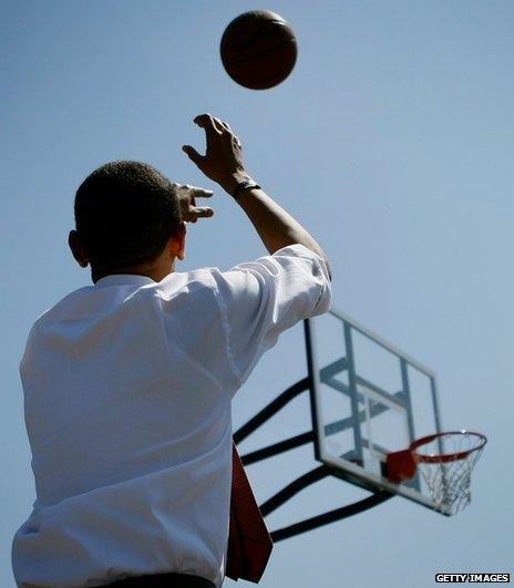 Barack Obama plays basketball