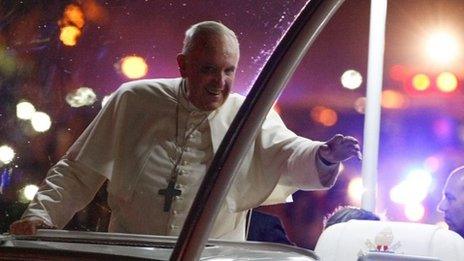 Pope Francis waves to Filipinos during his motorcade to the Apostolic Nunciature in Manila (15 January 2015)