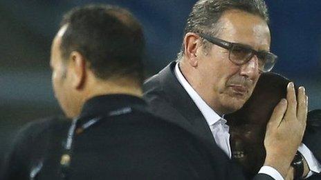 Tunisia's head coach George Leekens (centre) and DR Congo coach Florent Ibenge