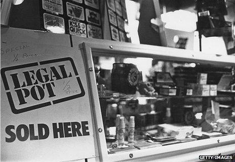 A shop selling pot smoking paraphernalia and legal highs, Cambridge, Massachusetts, USA, 6th January 1978