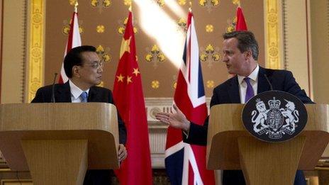 Britain's Prime Minister David Cameron (r) and Chinese Premier Li Keqiang talk