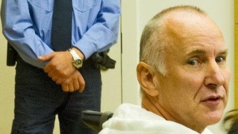 Detlev Guenzel (r), a 56-year-old German police officer, waiting for the opening of his trial at the court in Dresden, eastern Germany (August 2014)