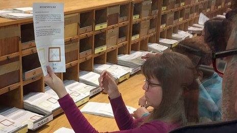 Votes being counted in Malta hunting referendum (12 April 2015)