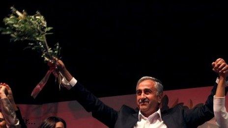 Mustafa Akinci and his wife Meral Akinci celebrate their election victory in Nicosia (26 April 2015)