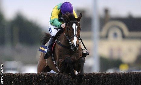 Kauto Star jumps the last to win the King George VI Chase