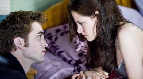 Robert Pattinson (Edward Cullen) and Kristen Stewart (Bella Swan)