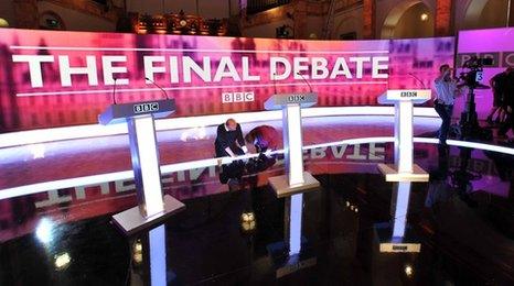 Set of final TV election debate