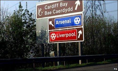Sign on M4 welcoming football fans to Cardiff
