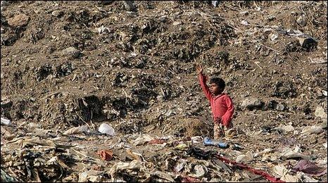 Child on rubbish heap in Mumbai