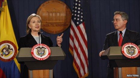 US Secretary of State Hillary Clinton (left) and Colombian President Alvaro Uribe (right) at a news conference in Bogota