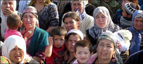Ethnic Uzbeks at the border on Sunday 13 June 2010