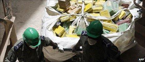 Gendarmes in Senegal move a large part of the seized cocaine haul in 2007