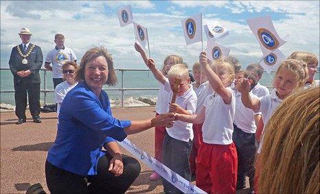 Environment Minister, Jane Davidson with pupils from Ysgol Pen-y-bryn, Colwyn Bay at the opening of the path