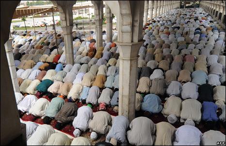 Data Darbar shrine packed with worshippers during Friday prayers - 28 August 2009