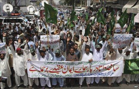 A protest in Karachi condemning the Lahore attack - 2 July 2010