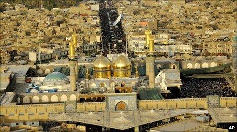 Shia pilgrims gather at the Imam Moussa al-Khadhim mosque (7 July 2010)
