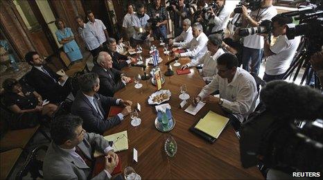 Cuban Foreign Minister Bruno Rodriguez (2nd right) and his Spanish counterpart Miguel Angel Moratinos (3rd left) during talks in Havana. Photo: 6 July 2010