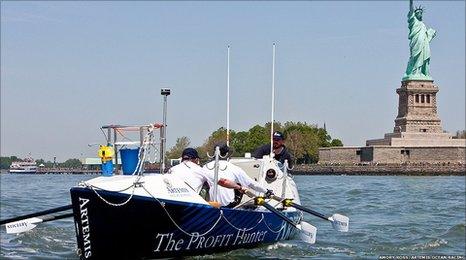 Men rowing and the Statue of Liberty (Copyright: Artemis Ocean Racing)