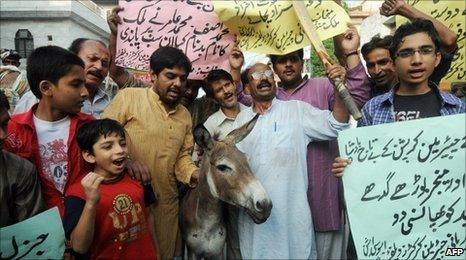 Protesters in Lahore, Pakistan (30 August 2010)