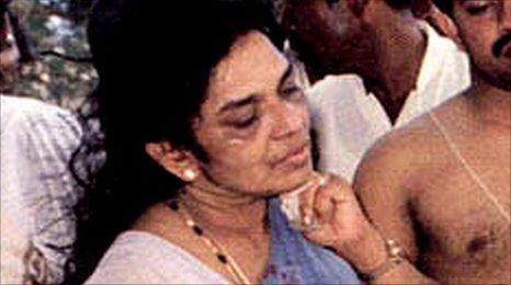 Mangayarkarasi Amirthalingam at her husband's funeral in July 1989