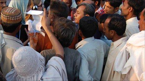 Angry crowd on the outskirts of Kot Addu