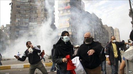 Egyptian protesters flee as anti-riot police fire tear gas in Cairo, 28 January