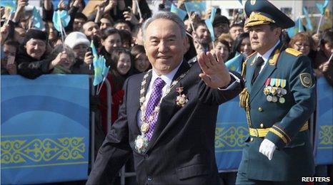 Kazakh President Nursultan Nazarbayev waves to crowds on way to his inauguration ceremony in Astana, April, 8, 2011