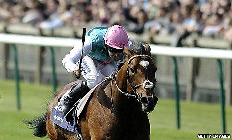 Frankel wins the 2,000 Guineas