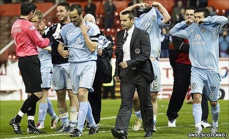 St Mirren manager Danny Lennon and his players celebrate after surviving relegation
