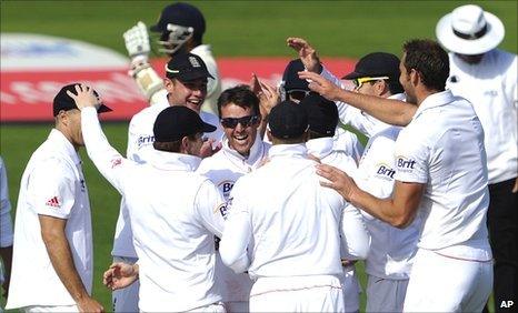 Graeme Swann (centre, facing) celebrates with team-mates