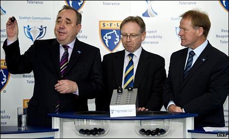 Alex Salmond, SFL operations director David Thomson and Murdo McLeod