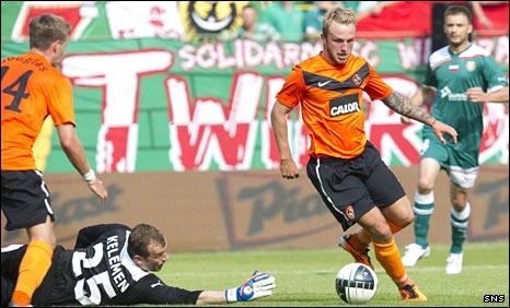 Johnny Russell rounds the Slask goalkeeper