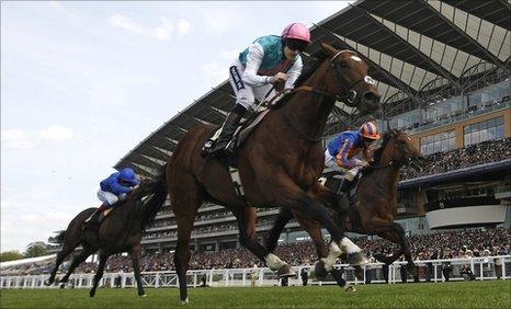 Frankel (centre) wins at Ascot