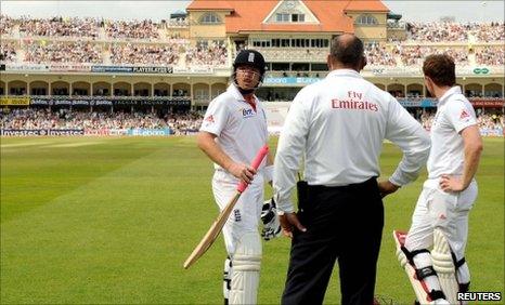 Ian Bell and Eoin Morgan speak to umpire Tim Robinson