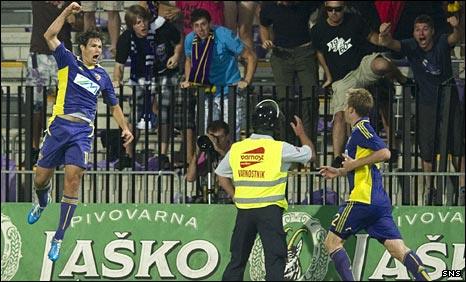 Etien Velikonja celebrates