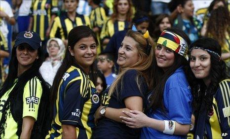 Female Fenerbahce fans