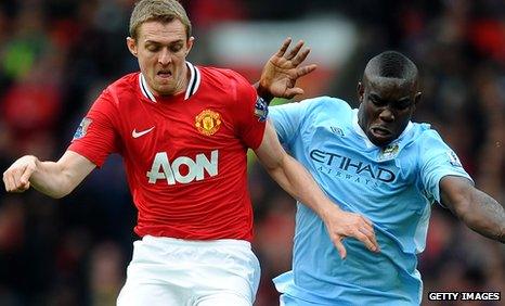 Fletcher being tackled by Manchester City's Richards