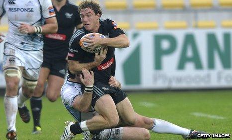 Aironi's Giulio Toniolatti is tackled by a Glasgow Warriors player