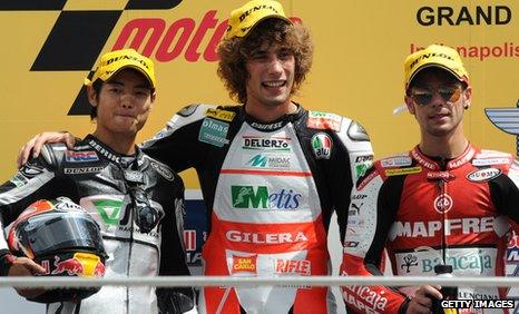 Marco Simoncelli (centre) and Alvaro Bautista (right)