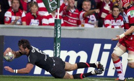 Clement Poitrenaud dives over to score the winning try