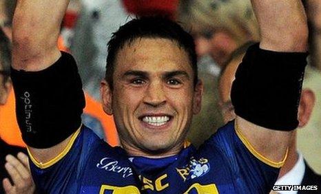 Leeds Rhinos skipper Kevin Sinfield lifts the Super League trophy